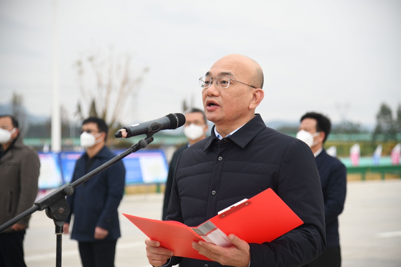 自治區(qū)交通運(yùn)輸廳黨組成員、總工程師陳津維宣布通車.jpg